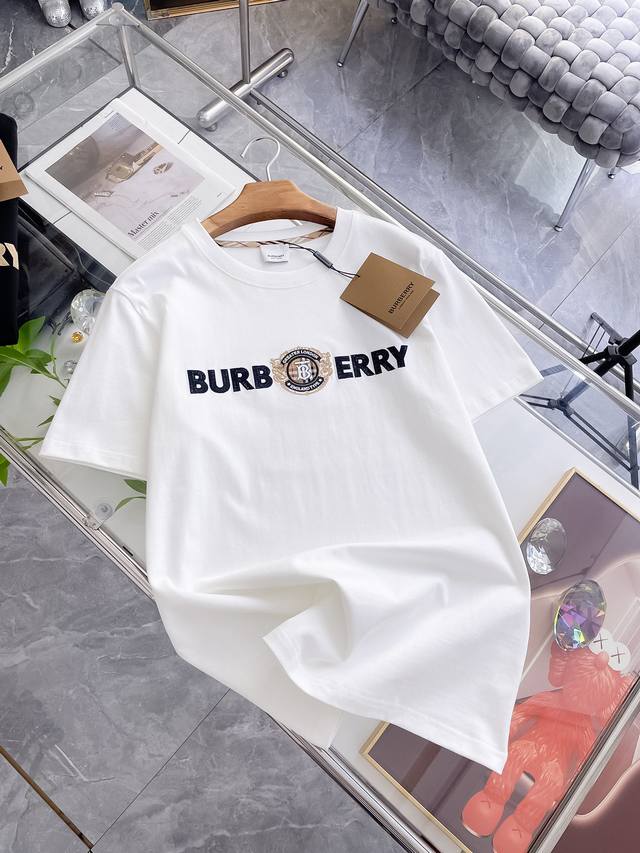 Bur 巴宝莉 高定面料 2025春夏新品上市时尚经典圆领短袖时尚单品设计，更加时尚舒适，高标准定制，上身非常有型，采用重磅280G双纱精梳棉材质 面料质感非常