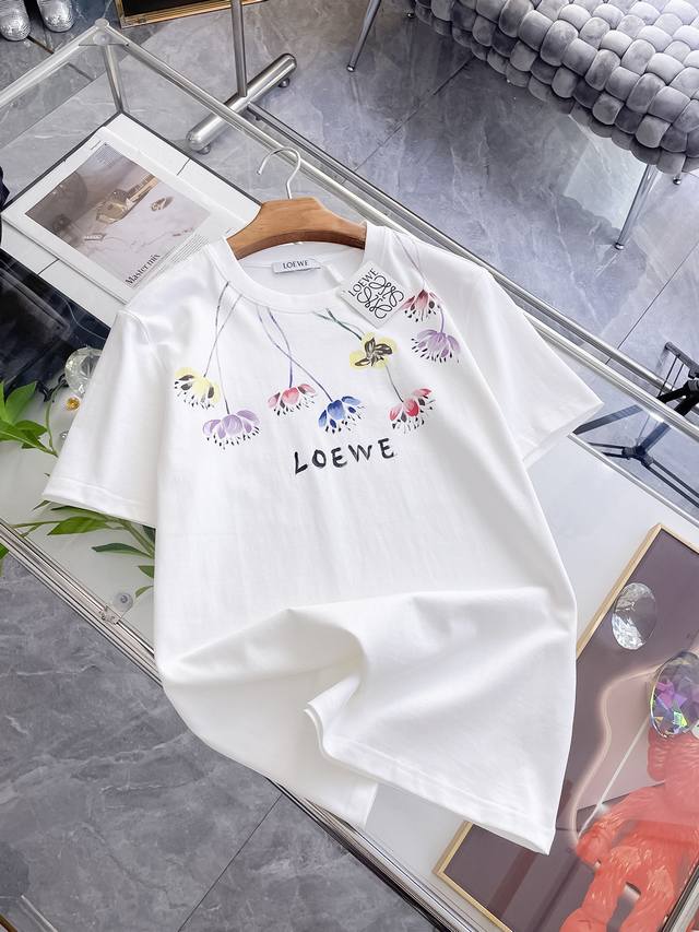 Loe 罗意威 高定面料 2025春夏新品上市时尚经典圆领短袖时尚单品设计，更加时尚舒适，高标准定制，上身非常有型，采用重磅280G双纱精梳棉材质 面料质感非常