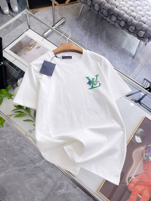 Lv 路易威登 高定面料 2025春夏新品上市时尚经典圆领短袖时尚单品设计，更加时尚舒适，高标准定制，上身非常有型，采用重磅280G双纱精梳棉材质 面料质感非常