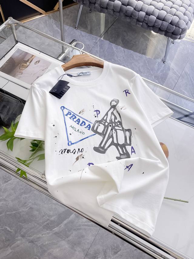 pd 普拉达 高定面料 2025春夏新品上市时尚经典圆领短袖时尚单品设计，更加时尚舒适，高标准定制，上身非常有型，采用重磅280G双纱精梳棉材质 面料质感非常细