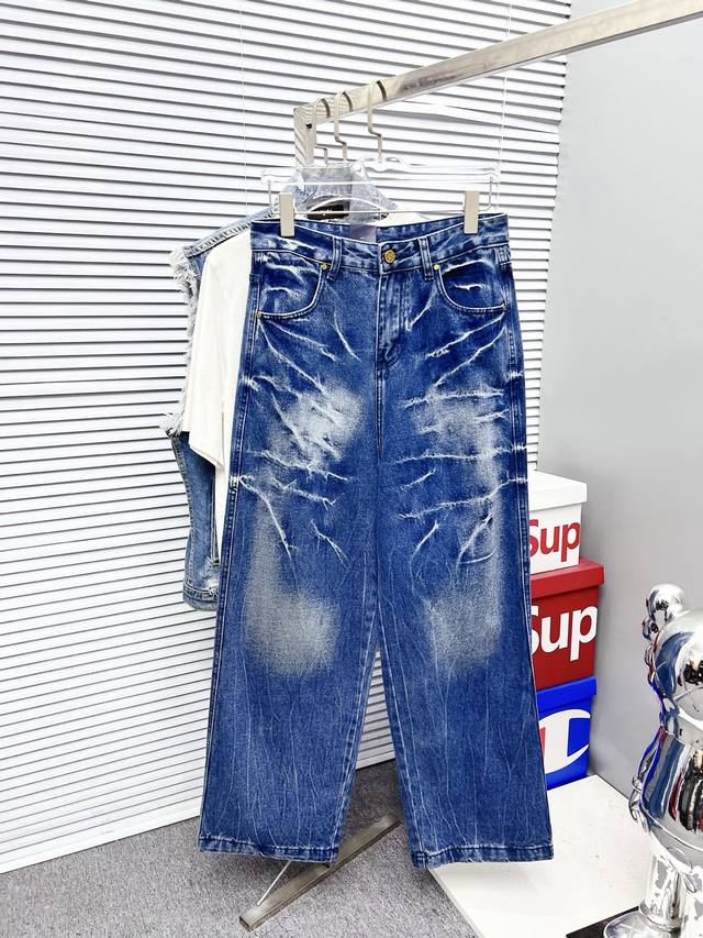 Lv 男士时尚潮流大裤脚牛仔裤，官宣画册海报穿搭款！ 客供高级进口的丹宁原色面料，特选日本冈山纯正13Oz 盎司牛仔布料，重磅环保植物酵素水洗工艺，肌理有着淡淡