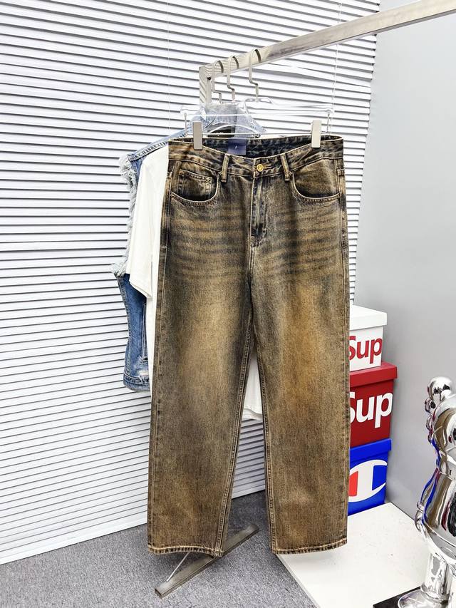 Lv 男士时尚潮流大裤脚牛仔裤，官宣画册海报穿搭款！ 客供高级进口的丹宁原色面料，特选日本冈山纯正13Oz 盎司牛仔布料，重磅环保植物酵素水洗工艺，肌理有着淡淡