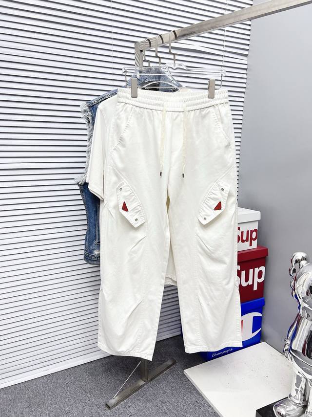 prada 普拉达 男士时尚潮流大裤脚牛仔裤，官宣画册海报穿搭款！ 客供高级进口的丹宁原色面料，特选日本冈山纯正13Oz 盎司牛仔布料，重磅环保植物酵素水洗工艺