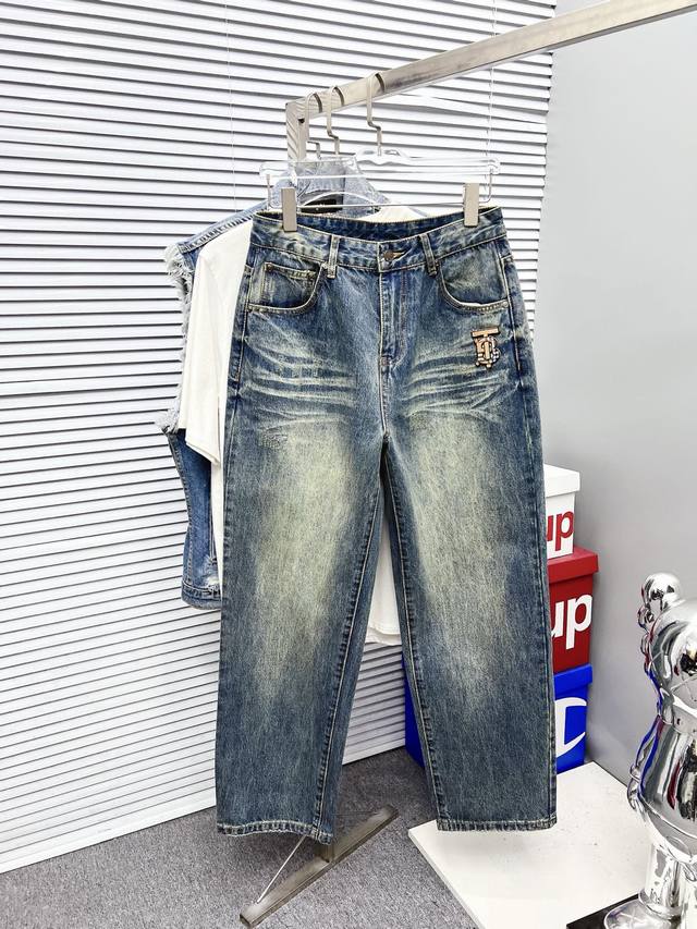 Burberry 巴宝莉 男士时尚潮流大裤脚牛仔裤，官宣画册海报穿搭款！ 客供高级进口的丹宁原色面料，特选日本冈山纯正13Oz 盎司牛仔布料，重磅环保植物酵素水