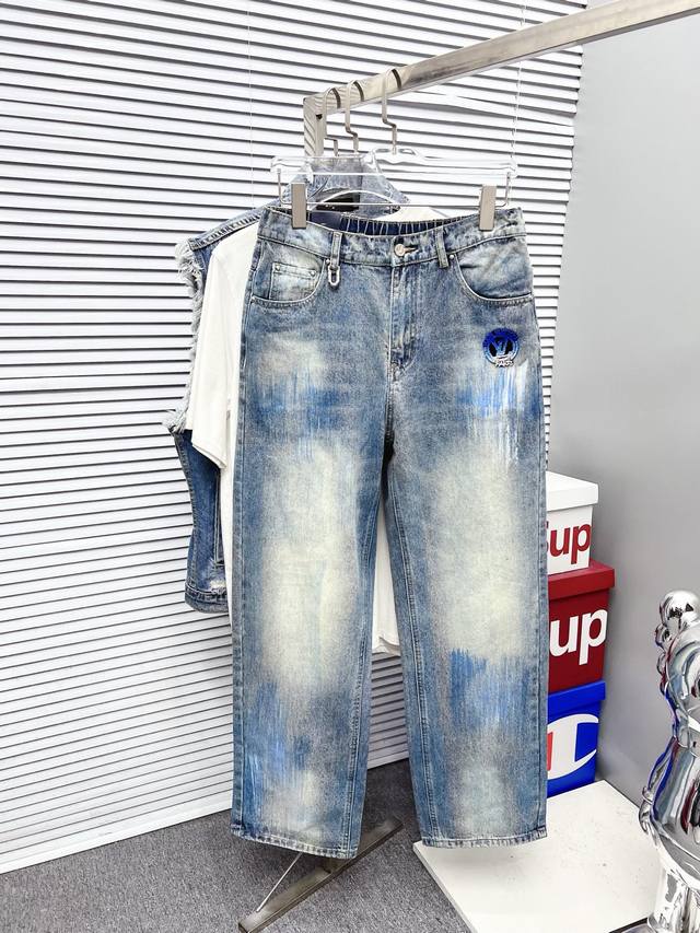 Lv 男士时尚潮流大裤脚牛仔裤，官宣画册海报穿搭款！ 客供高级进口的丹宁原色面料，特选日本冈山纯正13Oz 盎司牛仔布料，重磅环保植物酵素水洗工艺，肌理有着淡淡