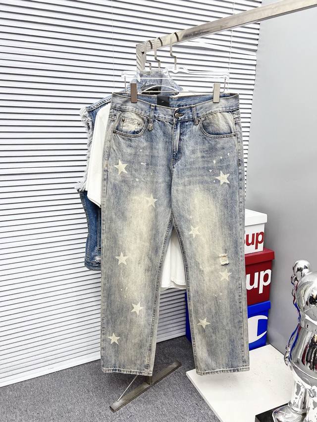 纪梵希 男士时尚潮流大裤脚牛仔裤，官宣画册海报穿搭款！ 客供高级进口的丹宁原色面料，特选日本冈山纯正13Oz 盎司牛仔布料，重磅环保植物酵素水洗工艺，肌理有着淡