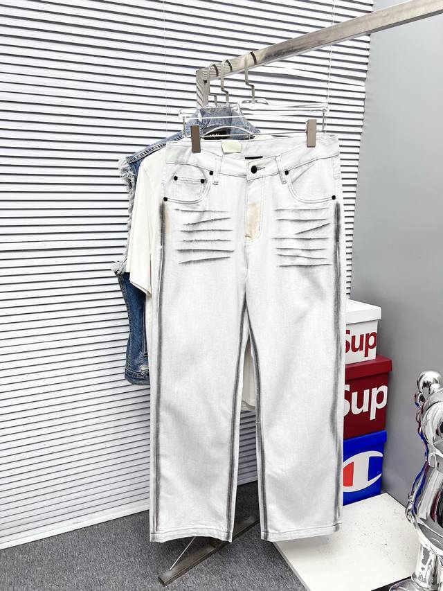 Fendi 芬迪 男士时尚潮流大裤脚牛仔裤，官宣画册海报穿搭款！ 客供高级进口的丹宁原色面料，特选日本冈山纯正13Oz 盎司牛仔布料，重磅环保植物酵素水洗工艺，