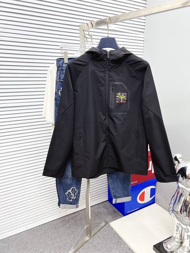 始祖鸟 2025春夏新款男士防晒服轻薄外套，独特订制防晒科技面料，结合凉感涂层体感清凉不闷热，出汗后速干，适合夏季户外活动。 轻量透气，舒适度高，超轻便携，可折