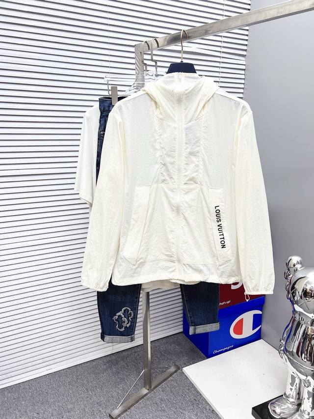 Lv 2025春夏新款男士防晒服轻薄外套，独特订制防晒科技面料，结合凉感涂层体感清凉不闷热，出汗后速干，适合夏季户外活动。 轻量透气，舒适度高，超轻便携，可折叠