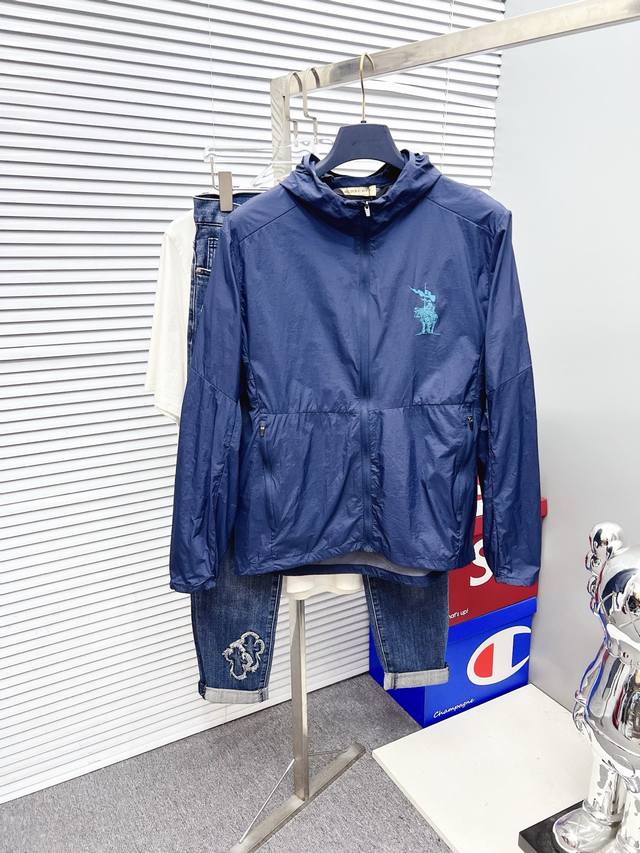 Burberry 巴宝莉 2025春夏新款男士防晒服轻薄外套，独特订制防晒科技面料，结合凉感涂层体感清凉不闷热，出汗后速干，适合夏季户外活动。 轻量透气，舒适度