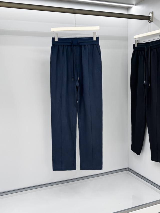 Lro pin 亚麻松紧腰休闲裤 经典款 商务休闲都实穿的一款 标志刺绣点缀 上身有着慵懒的典雅气质。针织腰部宽松量感与腰部的实用抽绳，在对比中营造平衡的优雅。