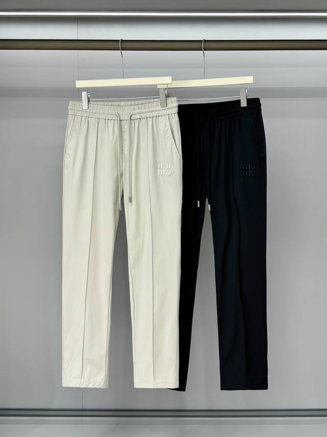 合照细节 Miumiu 2025早春新款。进口面料款式简约百搭款，不挑人穿，细节感十足！但也不会显得过于高调。上身帅气有型，腔调十足。腰头的做工，整体的剪裁，上