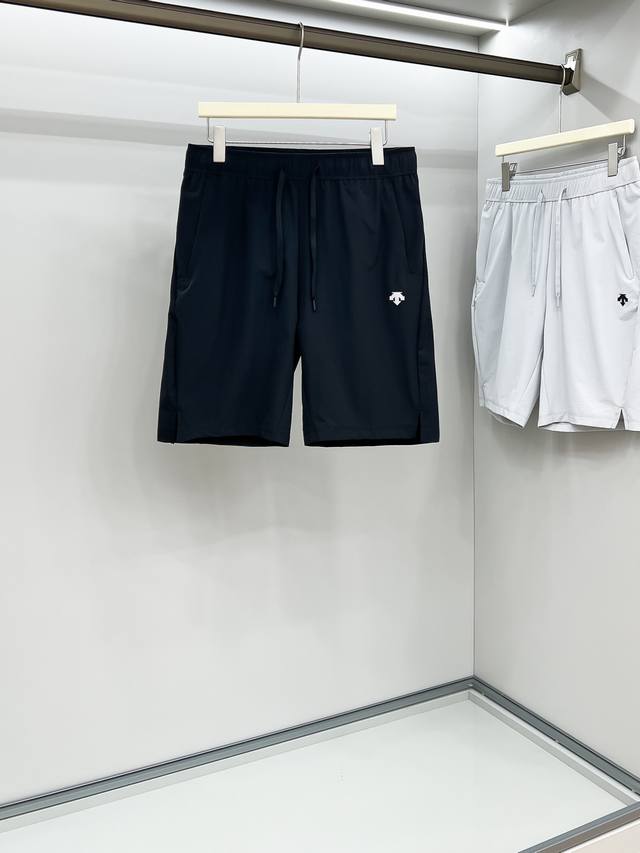 Des Logo有反光效果 迪桑特 微标速干短裤 *进口面料机能户外与城市休闲于一体拒绝闷热，清爽舒适新体验！ *标志性Logo 两侧防水拉链口袋设计超贴心，放