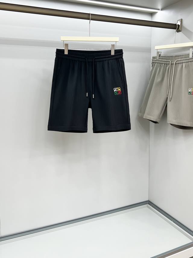 Lve 2025春夏新款休闲短裤！官网同步发售。定制品牌经典Logo，定制面料，舒适度极好，手触感强烈。辨识度极高，完美品相工艺。 尺码：M-3Xl