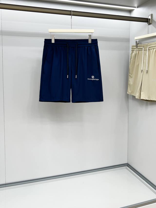 Logo有反光效果 Z家25S夏季男士户外运动休闲短裤 原单推荐！无比经典，客供面料 手感舒畅亲肤.抗皱兼具透气性！！！基础款品牌字母Logo 现代经典的都市标