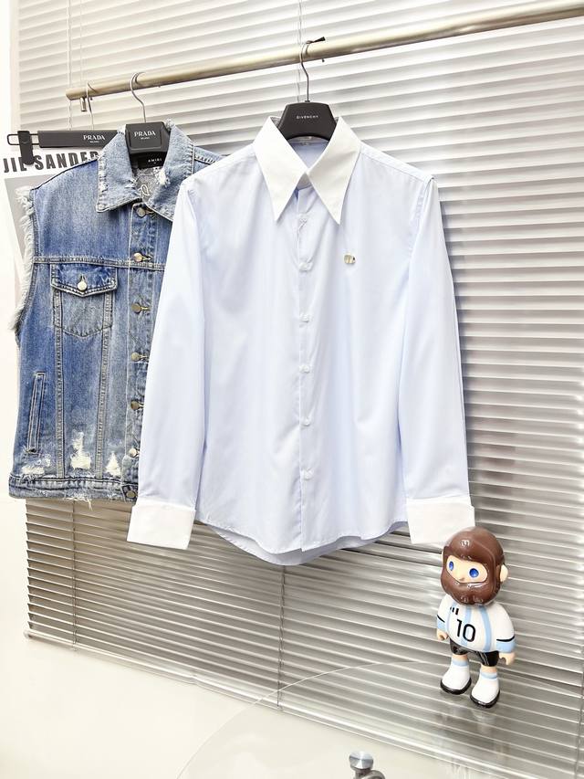 Christian Dior迪奥 2025 男士衬衫，商务休闲修身款衬衣！ 宜商务 宜休闲！早秋限量新款，都市商务气质款！ 衬衫的版型剪裁更是精剪塑性，不需要过