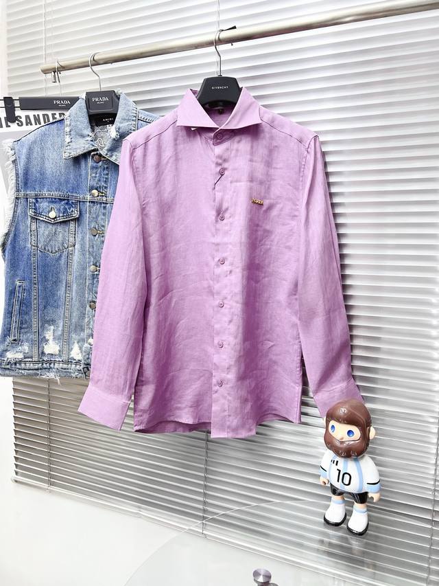 prada普拉达 2025 男士衬衫，商务休闲修身款衬衣！ 宜商务 宜休闲！早秋限量新款，都市商务气质款！ 衬衫的版型剪裁更是精剪塑性，不需要过多的原色装饰，对