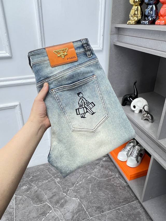 普拉达 新款来袭2680新春爆款新品 专柜有售 实体店极品牛仔裤专柜原版1:1好货，适合各个年龄段。市场最高版本的欧洲进口面料。舒适柔软亲肤，上身效果超级棒时尚