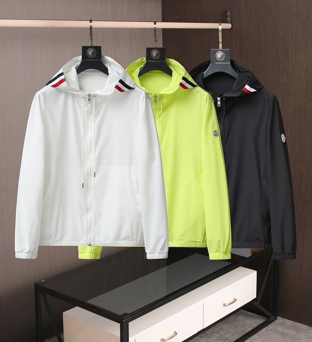 蒙口 防晒指数U+男女款连帽运动外套轻薄夹克防晒衣男女款轻薄款运动外套防晒服 一款多功能外套，可以是日常休闲穿搭一件普通外套，也可以炎炎夏日的防晒利器 料采用功