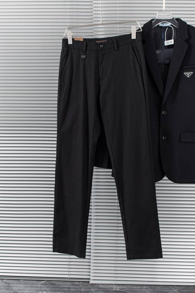 New# Lp100Ss春夏轻奢时尚定制休闲西裤，简洁干练的风格，精致卓越的品质男装，每款的设计点跟舒适度都能做到平衡，刚刚上线的这款官网主打单品亦是如此：简洁