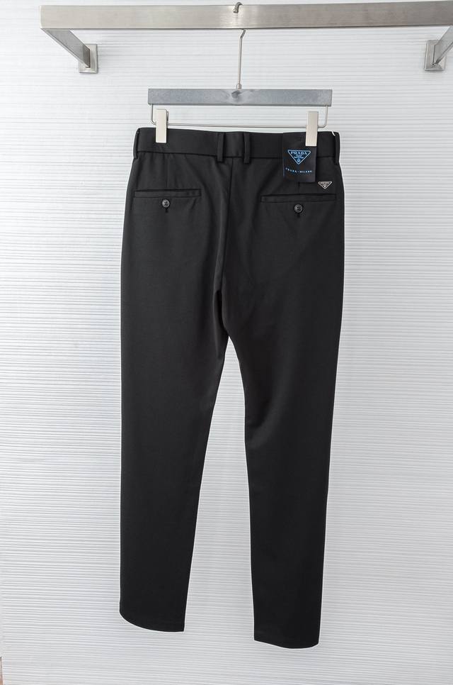 New# pr # Ada 普# 拉 达25Ss春夏轻奢时尚定制休闲西裤，简洁干练的风格，精致卓越的品质男装，每款的设计点跟舒适度都能做到平衡，刚刚上线的这款官