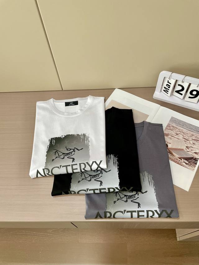 始祖鸟 2025春夏新品 经典百搭款 圆领短袖T恤 每年必出的单品！简单大方设计 干净利落剪裁 采用进口顶级丝光面料 柔软细腻 男人的衣柜都少不了基础 随时随地