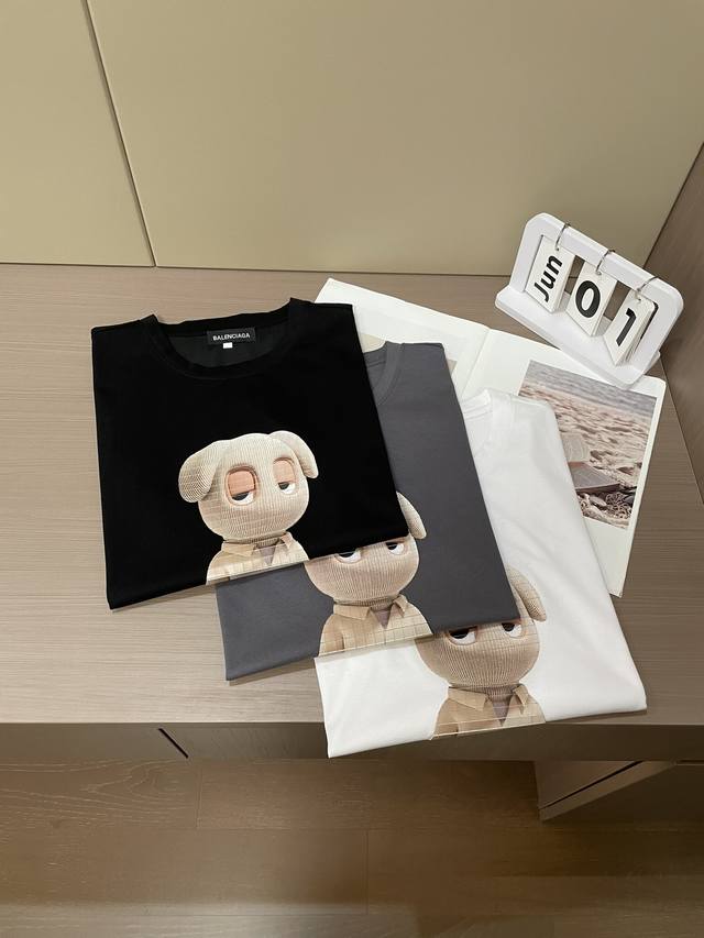 巴黎世家 2025春夏新品 圆领短袖T恤 采用进口顶级丝光面料 柔软细腻 男人的衣柜都少不了基础 随时随地都可以拿来搭配各种服饰，满足您日常生活需求 。我们所选