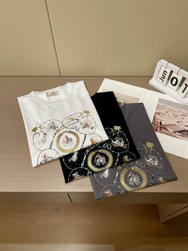 H 2025春夏新品 经典百搭款 圆领短袖T恤 每年必出的单品！简单大方设计 干净利落剪裁 采用进口顶级丝光面料 柔软细腻 男人的衣柜都少不了基础 随时随地都可