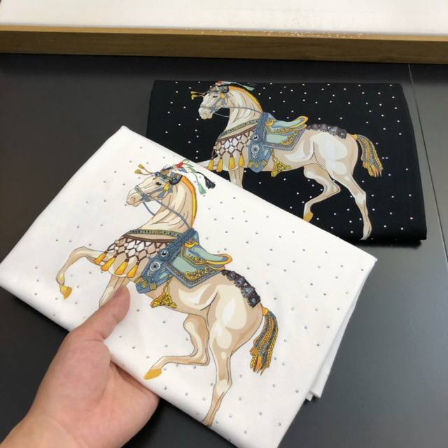 pher25S夏季男士圆领短袖......胸前印花骏马图案，周身烫钻点缀 恰似踏星而来 相当有意境感.....采用的轻薄透气性好纯棉面料，久洗不变形 贴身舒适，