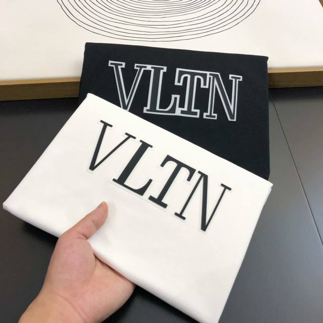 Vltn25Ss春夏圆领短袖T恤... 丝光棉质打造 纹理质感相当特殊超高工艺打造， Vlt胸口立体高温压烫，恰到好处的点缀 简单明了值得入手！！！码数M-6X