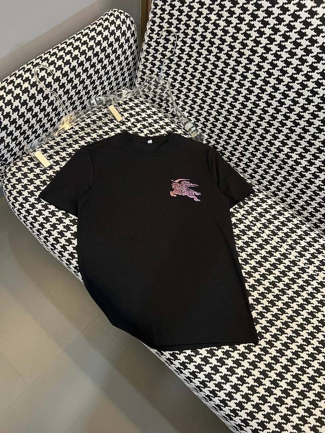 巴家：25Ss最新字母百搭短袖，顶级制作工艺进口面料，采用进口高端订制面料，进口丝线手感一流！码数：M-6Xl最大可穿230斤