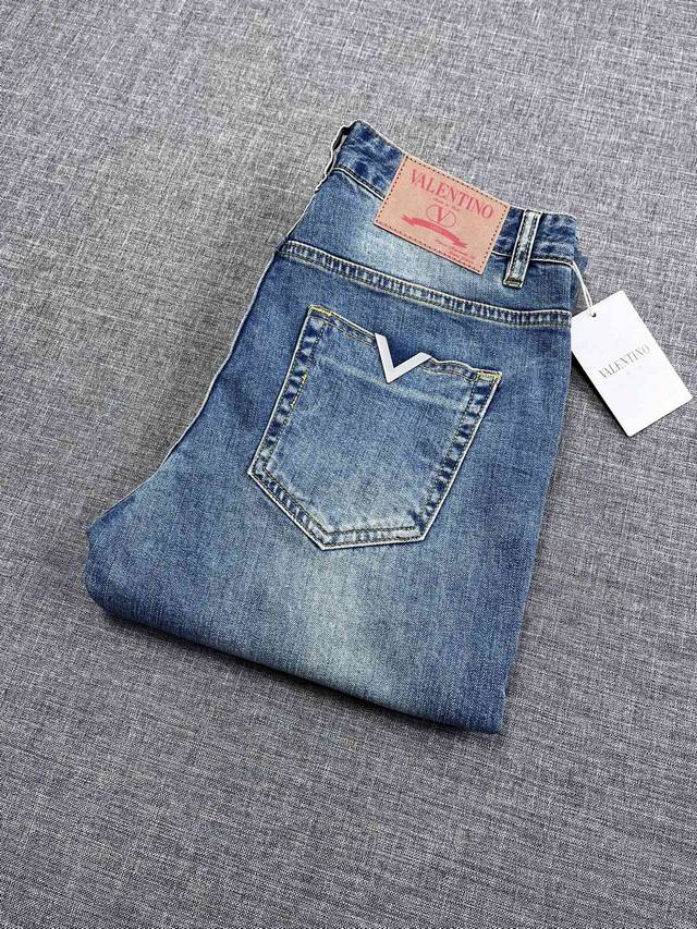 Valentino 华伦天奴2025新款欧洲专柜爆款 时尚贵族网红款定制，顶级原单修身小直筒牛仔裤，市面最高版本特级打造，其鲜明的设计风格，极强的先锋艺术表征让