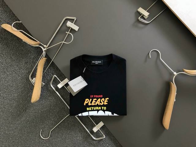 巴黎世家 2025Ss春夏最新款圆领时尚短袖T恤，官网同步，专柜纯棉面料！贴肤舒适，耐看又好穿，经典简约Logo设计，原厂工艺一丝不苟，型男必备单品 码数S-3