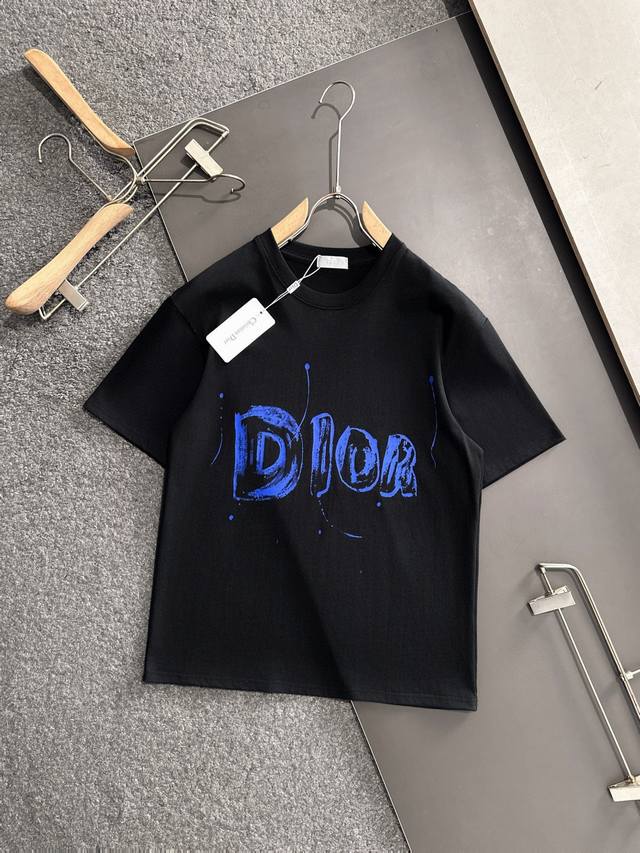 Dior 2025Ss春夏最新款圆领时尚短袖T恤，官网同步，专柜纯棉面料！贴肤舒适，耐看又好穿，经典简约Logo设计，原厂工艺一丝不苟，型男必备单品 码数S-3