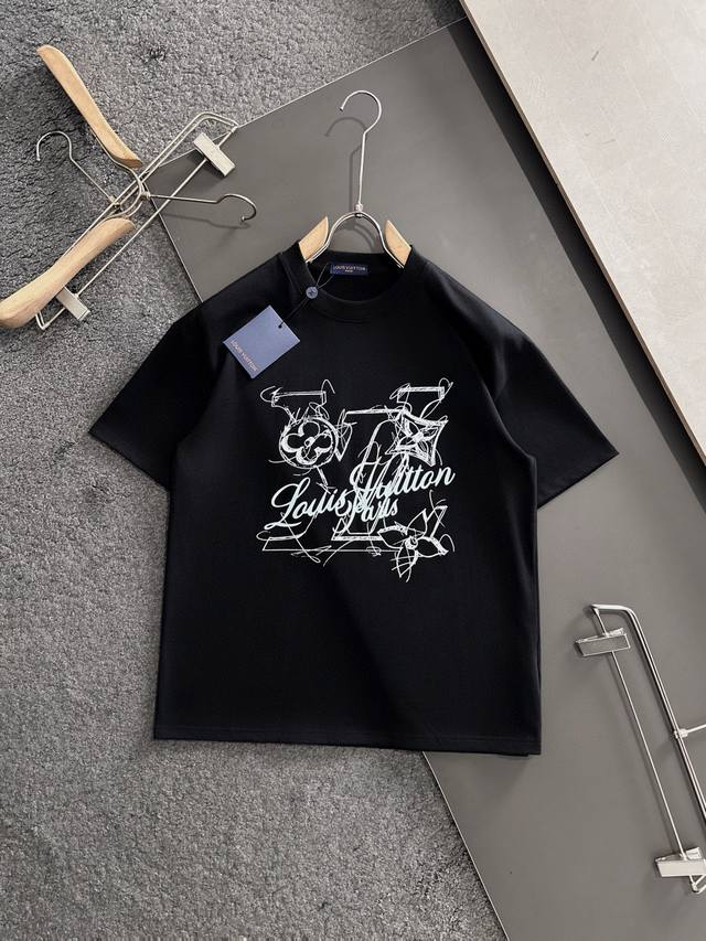 Lv 2025Ss春夏最新款圆领时尚短袖T恤，官网同步，专柜纯棉面料！贴肤舒适，耐看又好穿，经典简约Logo设计，原厂工艺一丝不苟，型男必备单品 码数S-3Xl