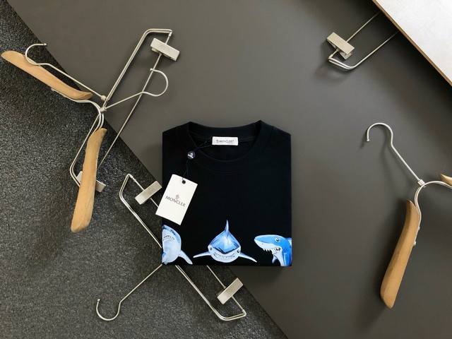 蒙口 2025Ss春夏最新款圆领时尚短袖T恤，官网同步，专柜纯棉面料！贴肤舒适，耐看又好穿，经典简约Logo设计，原厂工艺一丝不苟，型男必备单品 码数S-3Xl