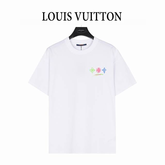 Lv 2025春夏系列新品 男士圆领短袖奢华品牌字母Logo标识标注宽松版型剪裁，上身就能体会这款设计带来的年轻与时尚感！整体时尚而有潮流，采用顶级欧洲丝光双面