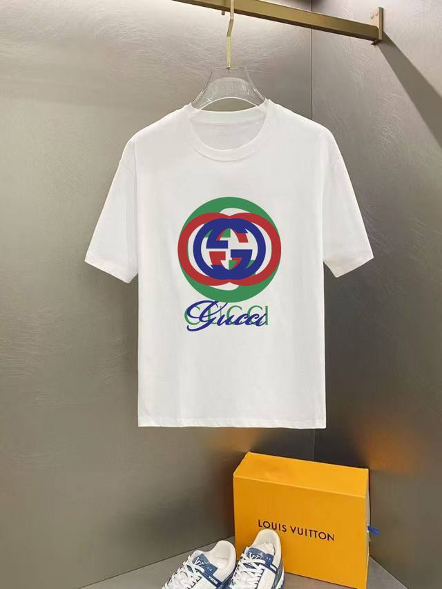 Gucci 2025春夏系列新品 男士圆领短袖奢华品牌字母Logo标识标注宽松版型剪裁，上身就能体会这款设计带来的年轻与时尚感！整体时尚而有潮流，采用顶级欧洲丝