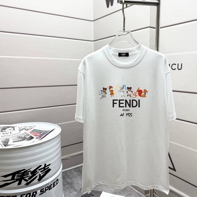Fendi 2025春夏系列新品 男士圆领短袖奢华品牌字母Logo标识标注宽松版型剪裁，上身就能体会这款设计带来的年轻与时尚感！整体时尚而有潮流，采用顶级欧洲丝