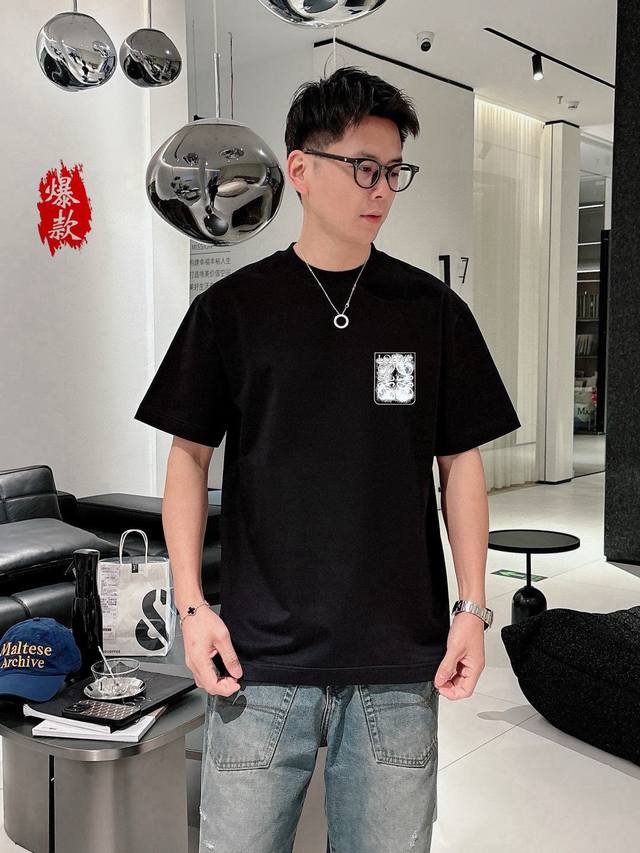 Loewe 2025春夏新款男女同款短袖T恤！定制专属纯棉面料，定制原版工艺螺纹，胸前重工字母Logo工艺设计！简约大方，从容百搭，档次极高，完美融入时尚还有风