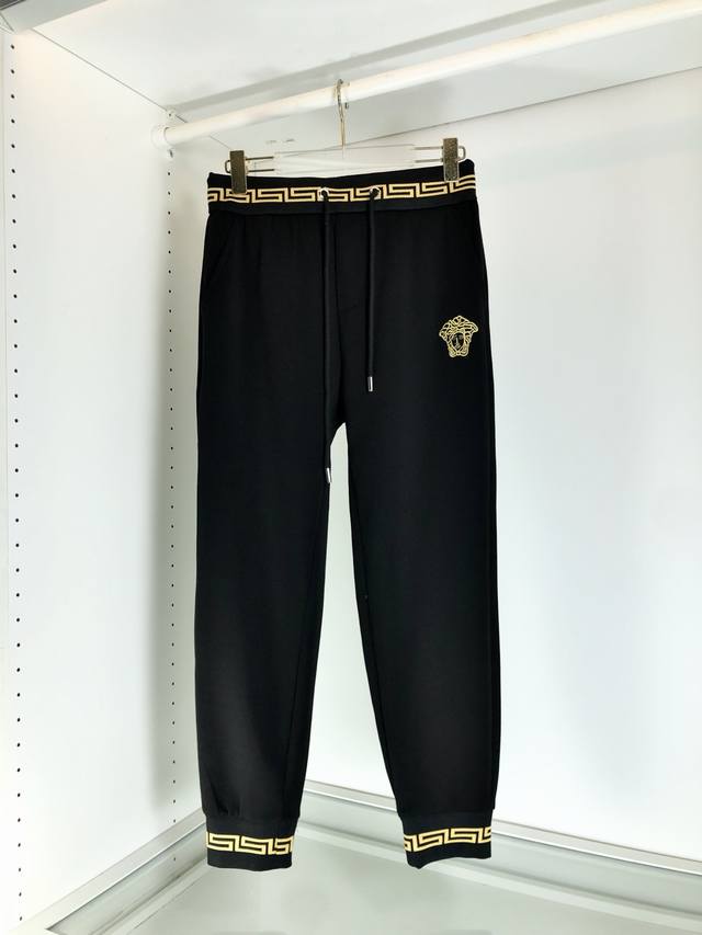 范思哲 2025Ss春夏新品 时尚系列，独特拼料设计，抽绳休闲短裤 订纱开始订染和订纺。 国内某大厂出口日本 和供应几大顶级品牌的面料。 手感软糯 , 挺阔有型