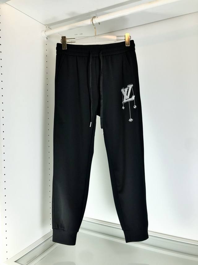 Lv 2025Ss春夏新品 时尚系列，独特拼料设计，抽绳休闲短裤 订纱开始订染和订纺。 国内某大厂出口日本 和供应几大顶级品牌的面料。 手感软糯 , 挺阔有型