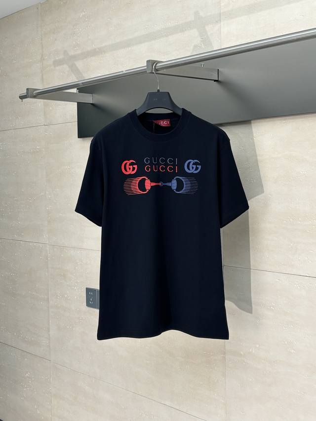 Gucc* 古驰 马衔扣印花圆领短袖 采用特纺紧密棉纱线织造而成，织造工艺要求较高 采用先进的织机和高品质的原材料 渗透水性平网印花制作 印花浆料通过平网版印刷