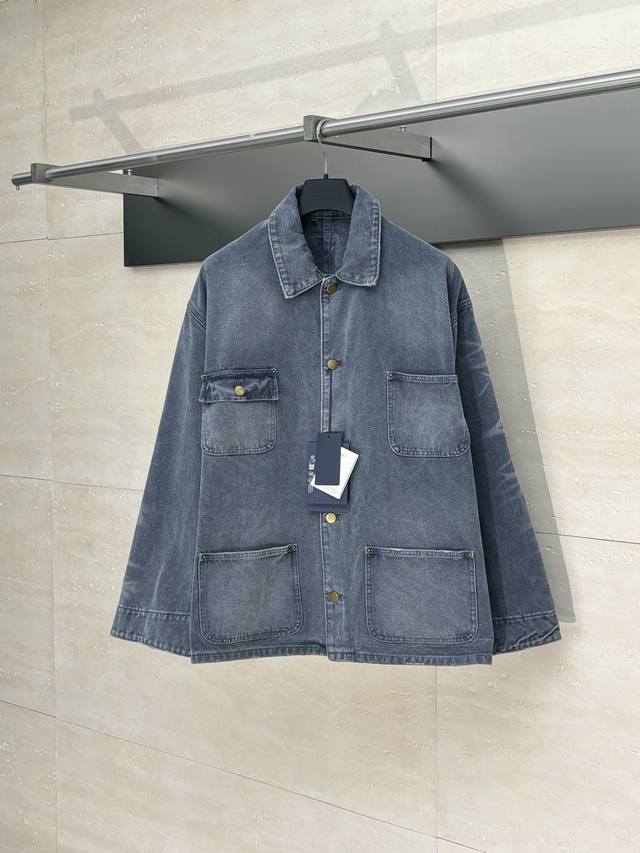 prad* 普拉达 25Fw做旧冰蓝四袋牛仔工装夹克外套 选用高克重棉质帆布，通过特殊鞣制与预缩处理，确保硬挺廓形的同时提升耐久性。 采用多阶段人工磨损技术，包