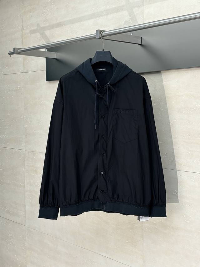 Balenciag* 巴黎Blcg 拼接刺绣连帽外套 采用高密度洗水平纹针织面料打造，兼具挺括质感与舒适穿着体验。2片面料拼接工艺展现品牌标志性解构美学，大号宽