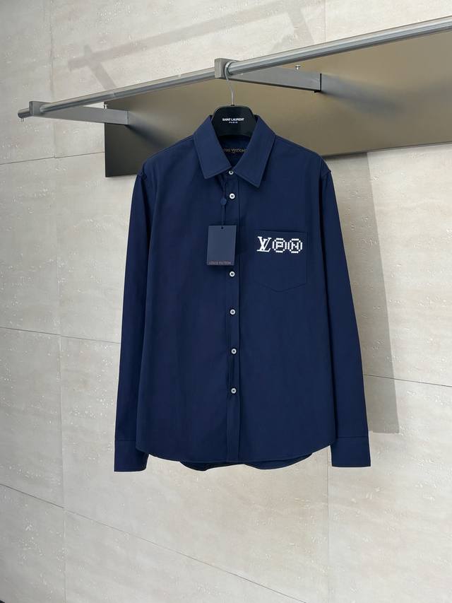 LV 路易 25Fw新款 人像印花Nigo联名长袖衬衫 翻领长袖印花衬衣 pharrell Williams 和 Nigo联名 订制蓝色斜纹棉布料 左侧口袋点缀