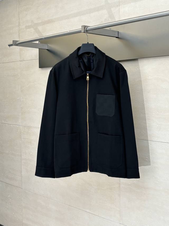 LV 路易 25新款 轻质亚麻牛仔工装夹克外套 本款工装拉链夹克取材轻质斜纹亚麻，以最高品质Arier 压纹皮革塑造胸前贴袋，再令 Marque L.Vuitt