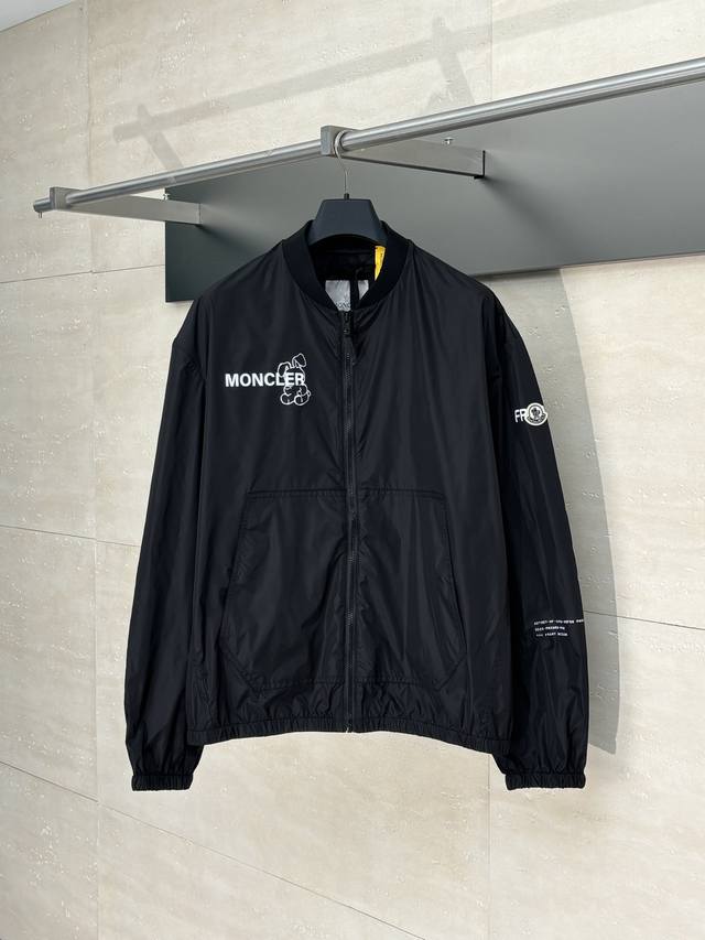 Moncle* 蒙口 藤原浩联名超轻薄尼龙夹克外套 选用尼龙基材并涂层处理之后形成的涂层尼龙帆布面料，涂层能有效的阻挡水分渗透，使其具体良好的防水性，尼龙本身有