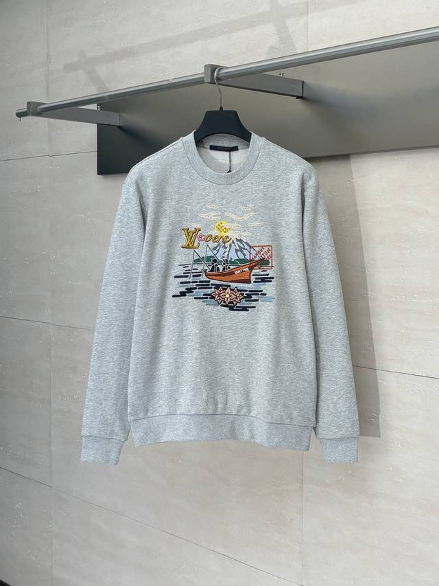 LV* 路易 25Fw新款刺绣图案套头卫衣 进口纯棉面料，质感高级，舒适柔软 常规弹力版型，密实针织时尚又防风 领口袖口宽螺纹包边与衣摆相呼应 胸前刺绣工艺图案