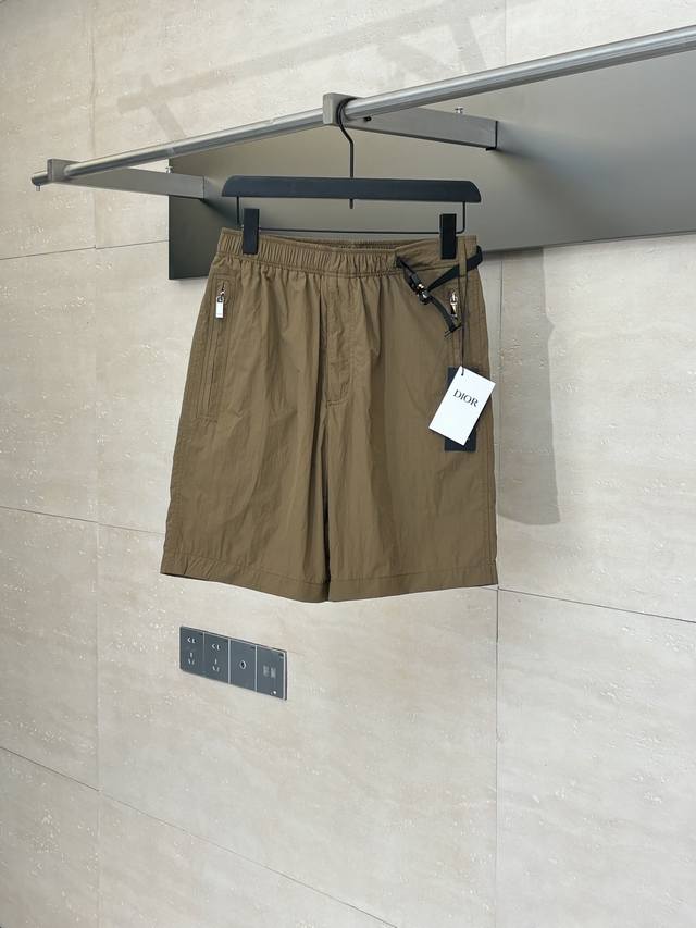 Dio* 迪奥 25Ss新款腰带扣口袋拉链短裤 定制科技面料，上身干爽舒适，手感爽滑搭配 Dior 系结腰带扣提升格调带有弹力腰头和侧面拉链口袋，令休闲版型更显